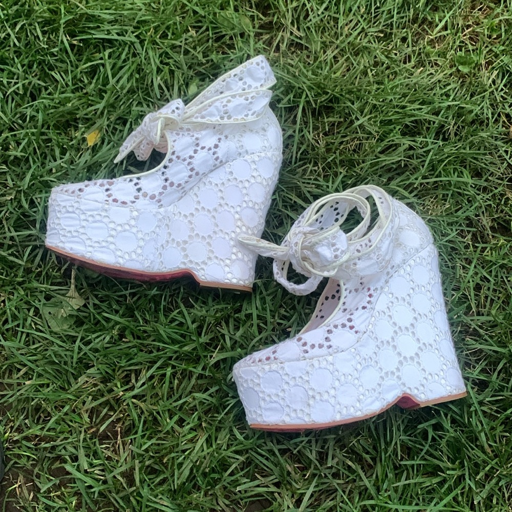 Betsey Johnson White lace shoes wedge wrap